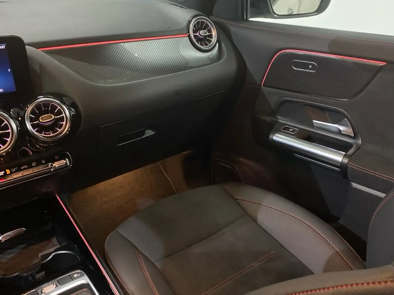 Mercedes-Benz GLA 250 e AMG Line — Vehicle gallery 13