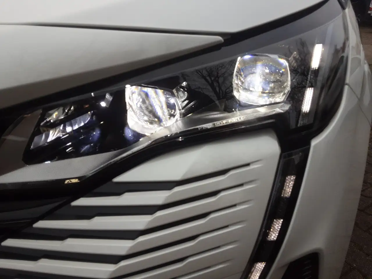 Peugeot 3008 Hybrid 136 eDSC6 GT ACC LED Navi PDC Kamera — Vehicle gallery 4