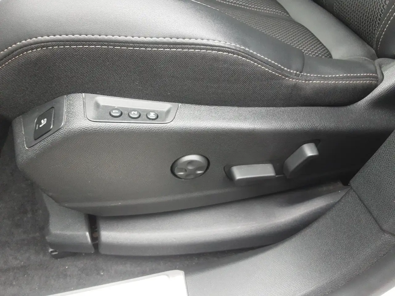 Peugeot 3008 Hybrid 136 eDSC6 GT ACC LED Navi PDC Kamera — Vehicle gallery 8