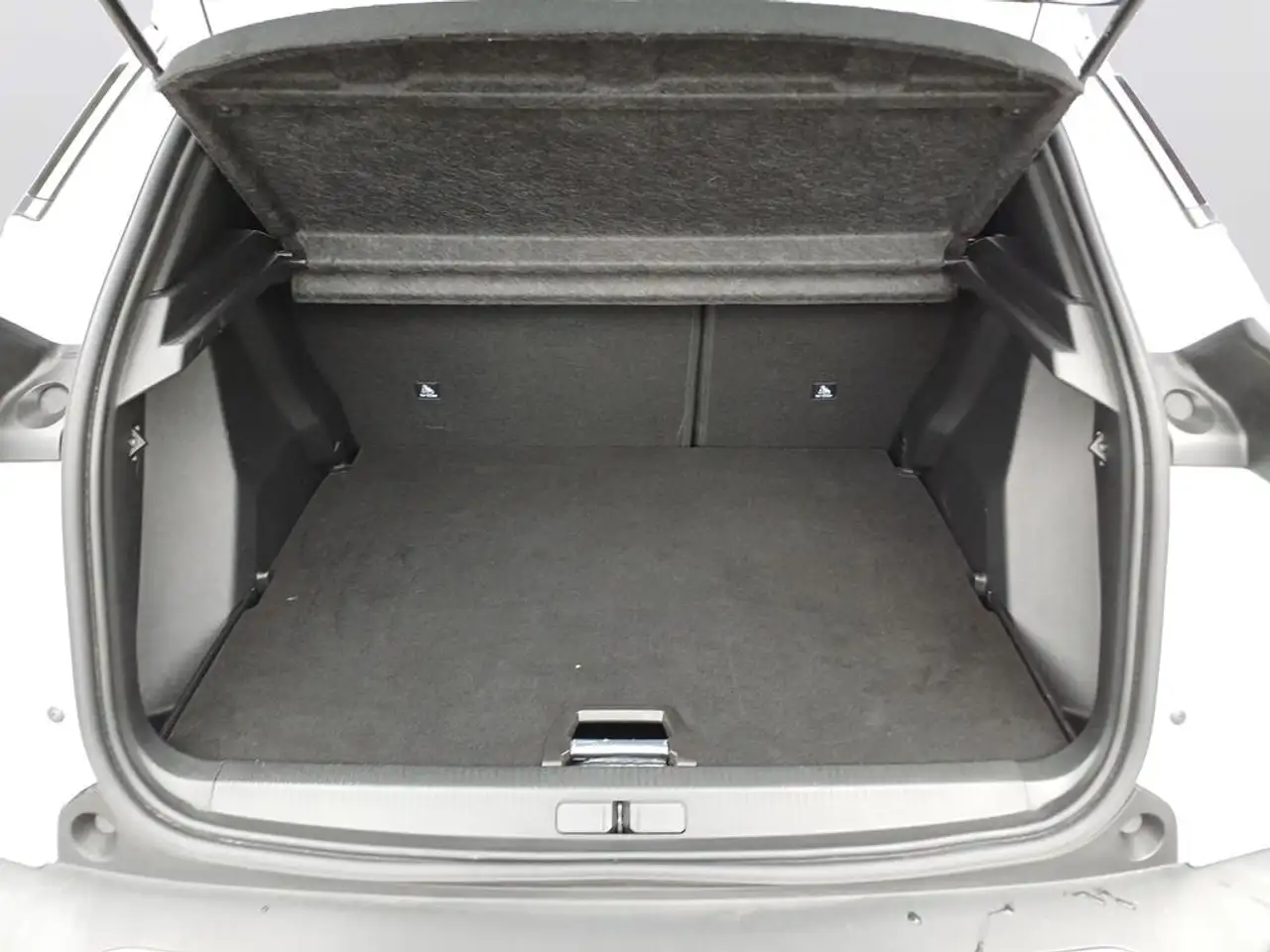 Peugeot 2008 Neuer 2008 Allure PureTech 100 — معرض صور السيارة 6
