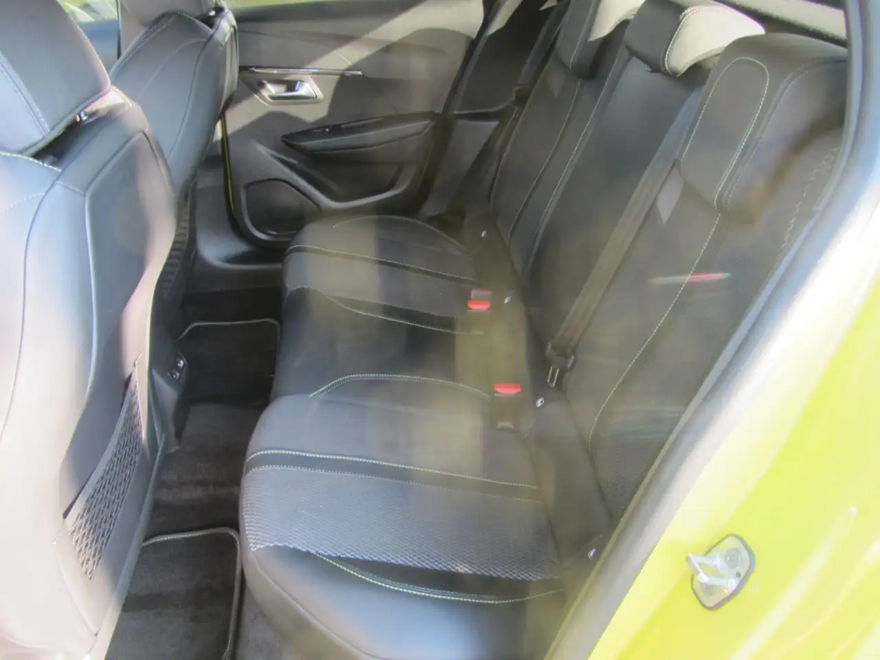 Peugeot 208 Hybrid 100 GT — Galería del vehículo 10