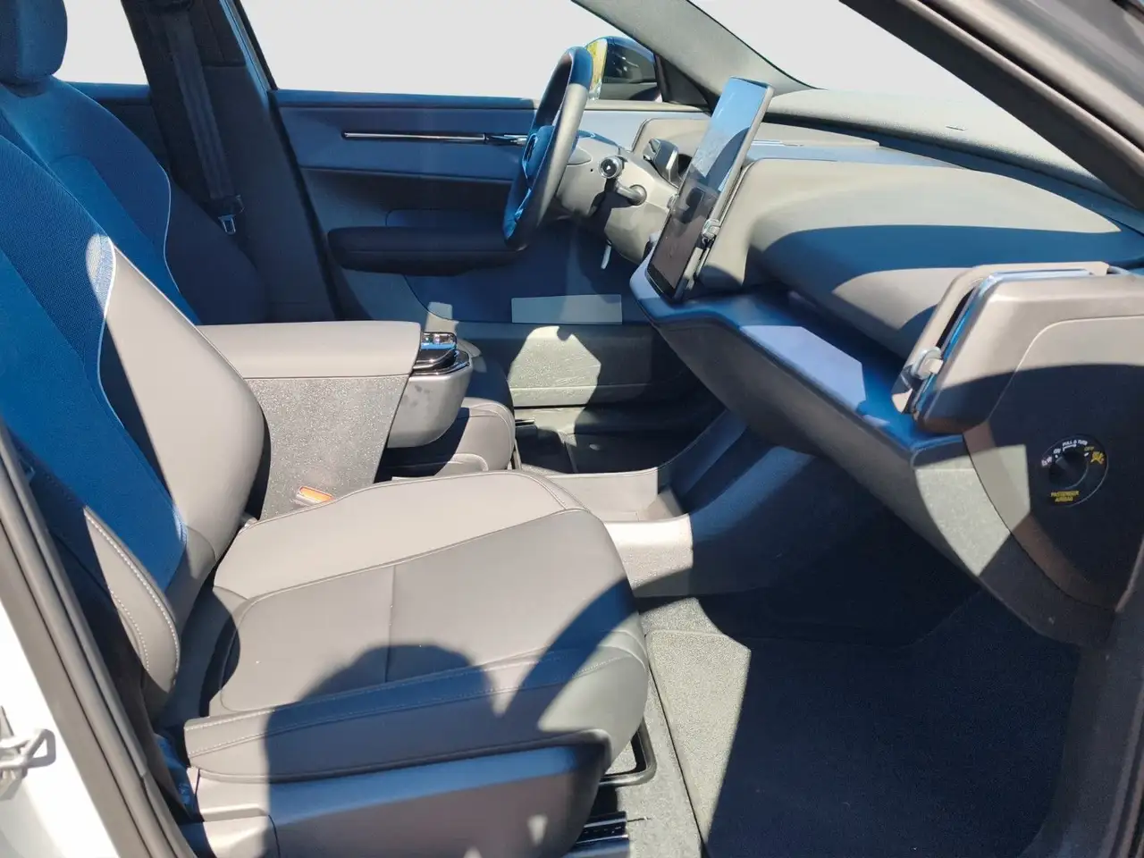 Volvo EX30 Plus FWD Pure Electric — Vehicle gallery 16