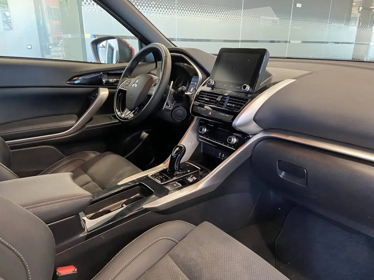 Mitsubishi Eclipse Cross PHEV Kaiteki 4WD — Galerie du véhicule 21