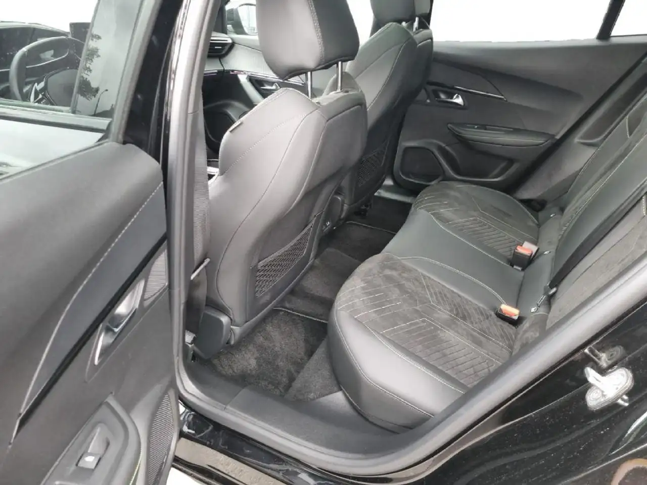 Peugeot 2008 Peugeot 2008 GT *SCHIEBEDACH*NAVI*KAMERA*ALCANTARA — Vehicle gallery 22