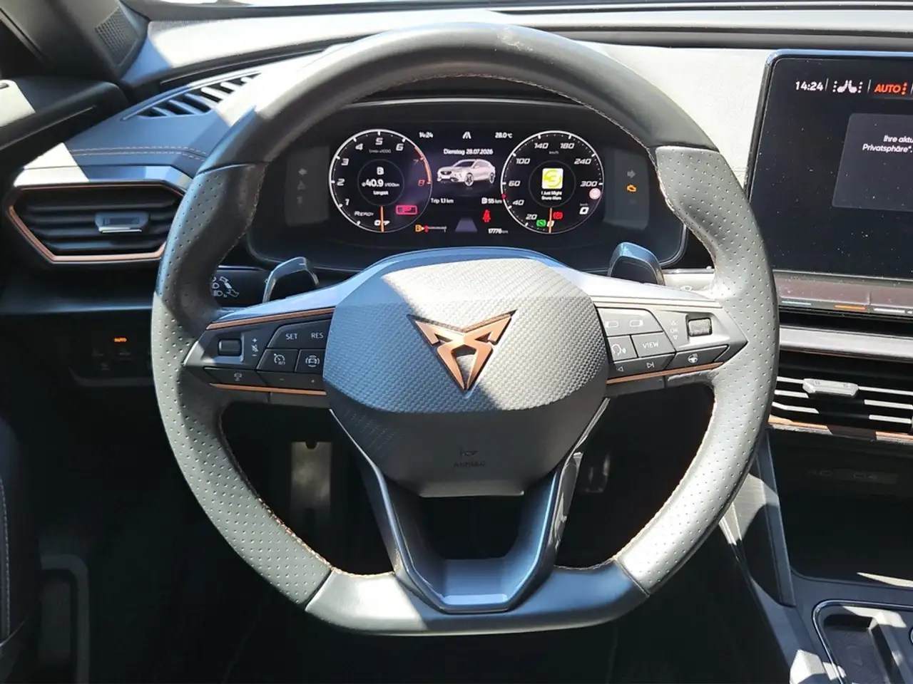 CUPRA Formentor 2.0 TSI DSG VZ Tribe Edition DCC LED*VIRTUAL*NA... — Vehicle gallery 17
