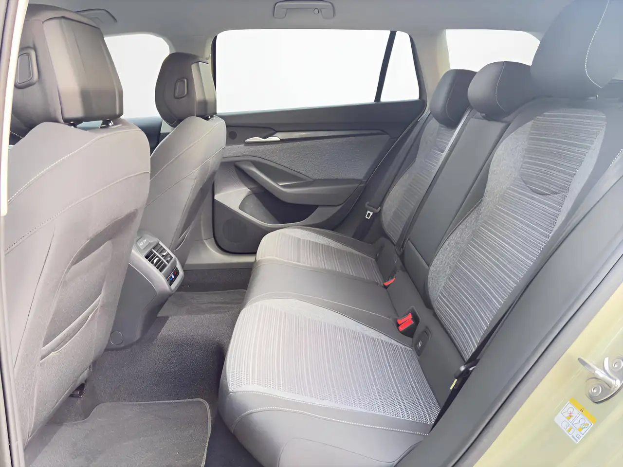 Skoda Superb 1.5TSI mHEV 150PS Selection AHK 360°Kamera NAVI Parkassist 2x Massagesitze LED-Scheinwerfer 18"Alufelgen ACC Wireless — معرض صور السيارة 15