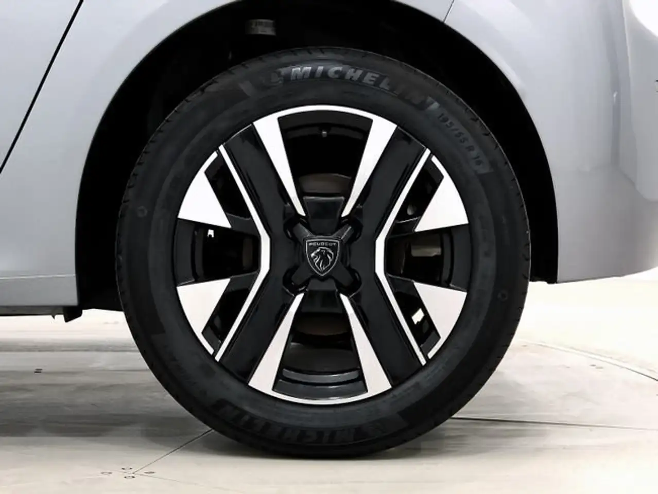 Peugeot 208 1.2 Puretech S&S Allure 100 — Galería del vehículo 11
