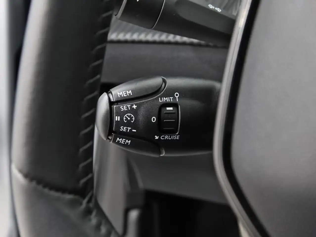 Peugeot 208 1.2 Puretech S&S Allure 100 — Galería del vehículo 17
