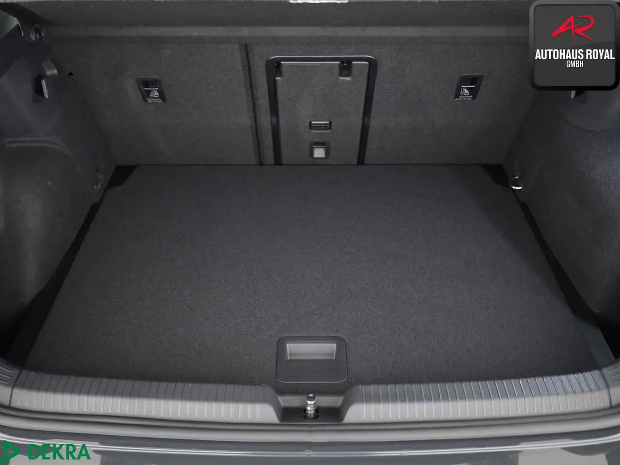 Volkswagen Golf VIII 2.0 TSI STYLE MASSAGE,MEMORY,CARPLAY — Galerie du véhicule 13