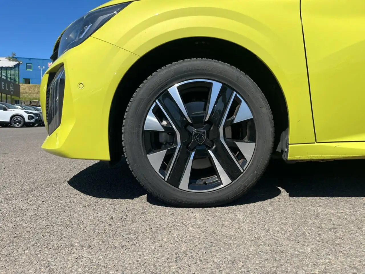 Peugeot 208 Hybrid Allure 360 Kamera LED Klimaautom Fahrerprof — معرض صور السيارة 11