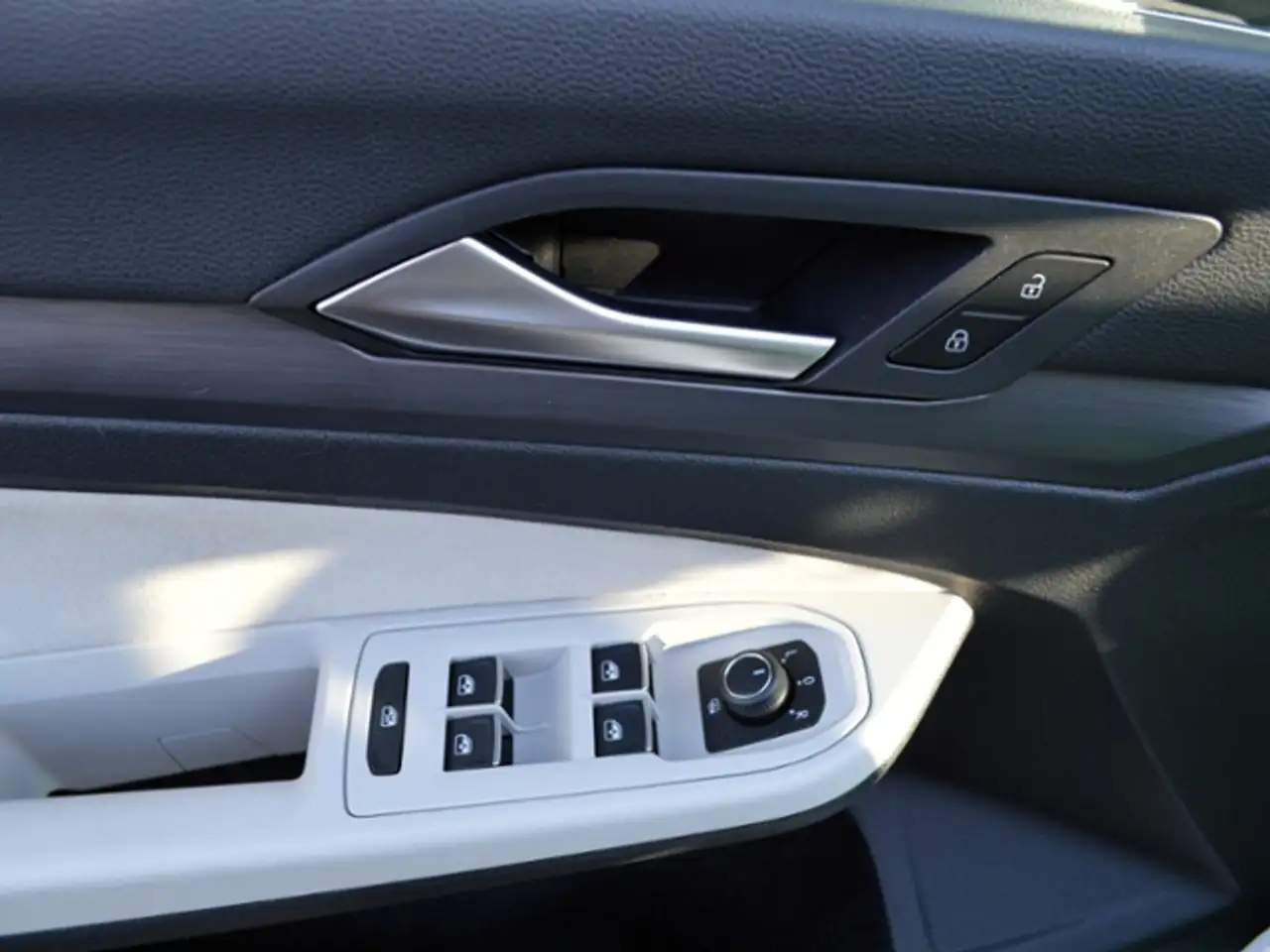 Volkswagen Golf VIII 1,5 eTSI DSG Style LED NAVI KLIMA 18" — Vehicle gallery 12
