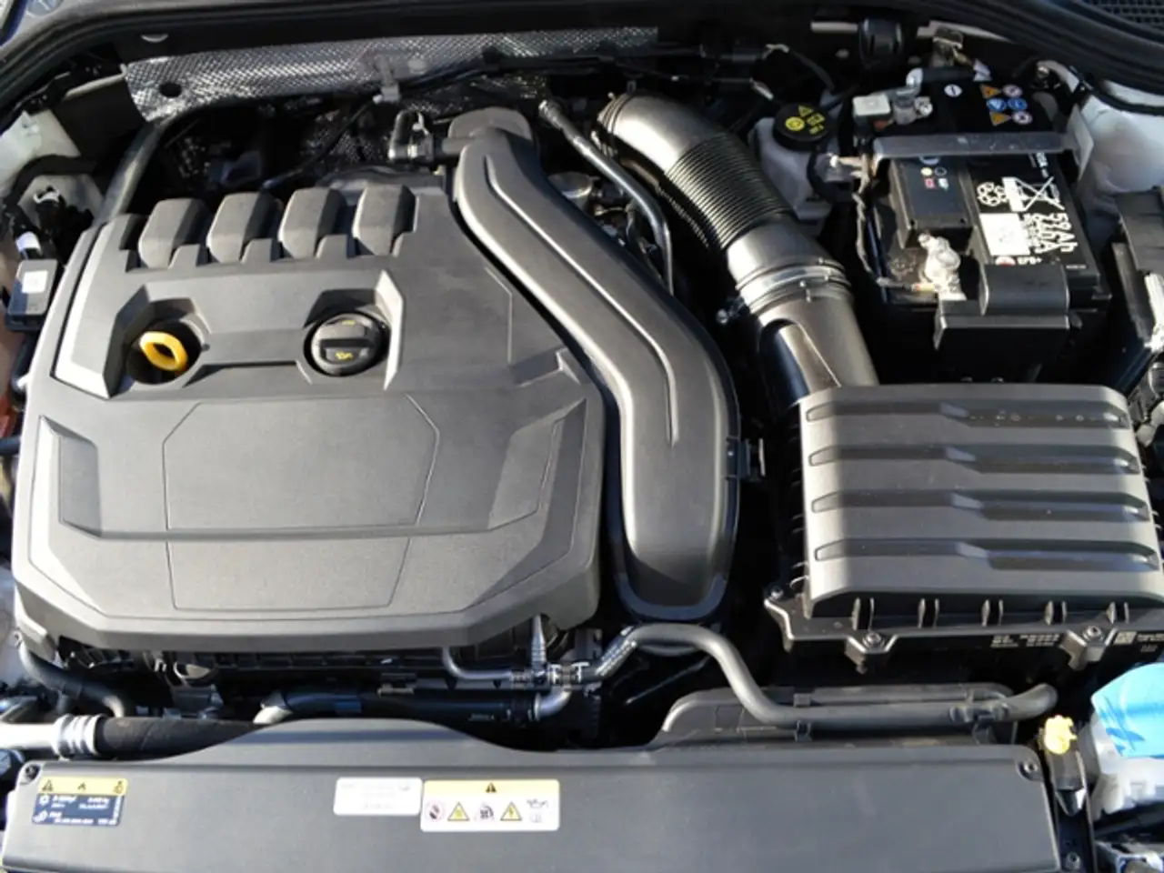 Volkswagen Golf VIII 1,5 eTSI DSG Style LED NAVI KLIMA 18" — Vehicle gallery 14