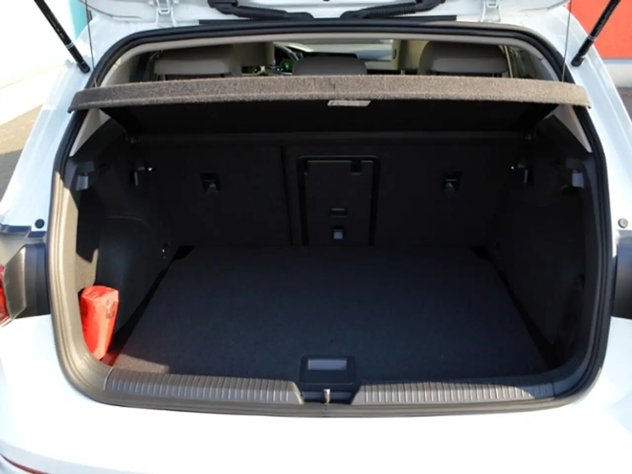Volkswagen Golf VIII 1,5 eTSI DSG Style LED NAVI KLIMA 18" — Vehicle gallery 13