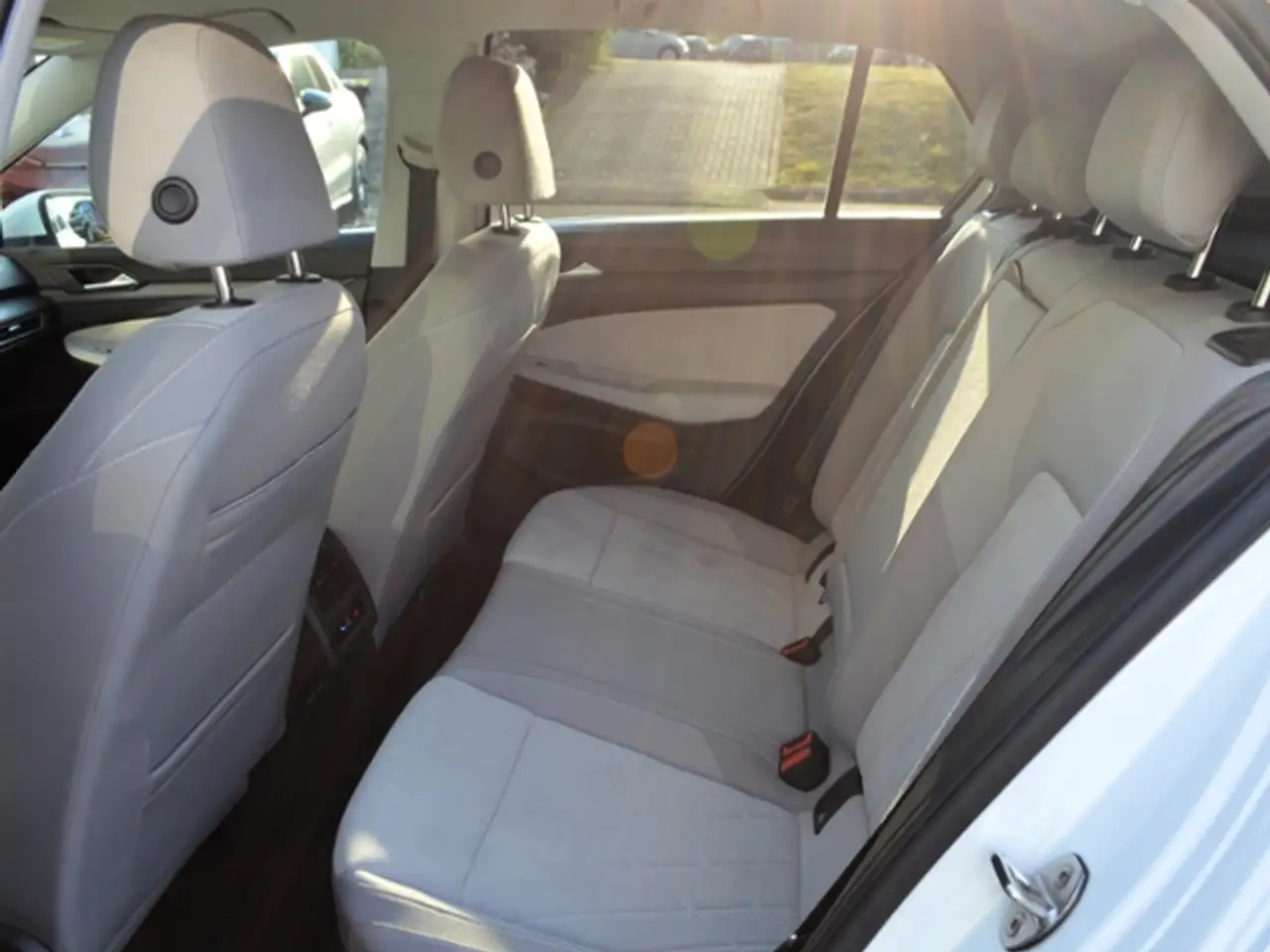 Volkswagen Golf VIII 1,5 eTSI DSG Style LED NAVI KLIMA 18" — Vehicle gallery 9