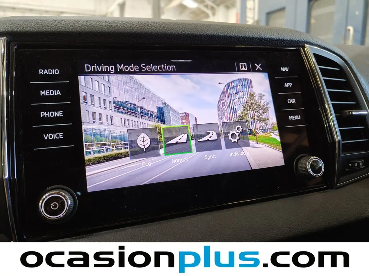 Skoda Karoq 1.5 TSI Design ACT DSG 110KW — معرض صور السيارة 10