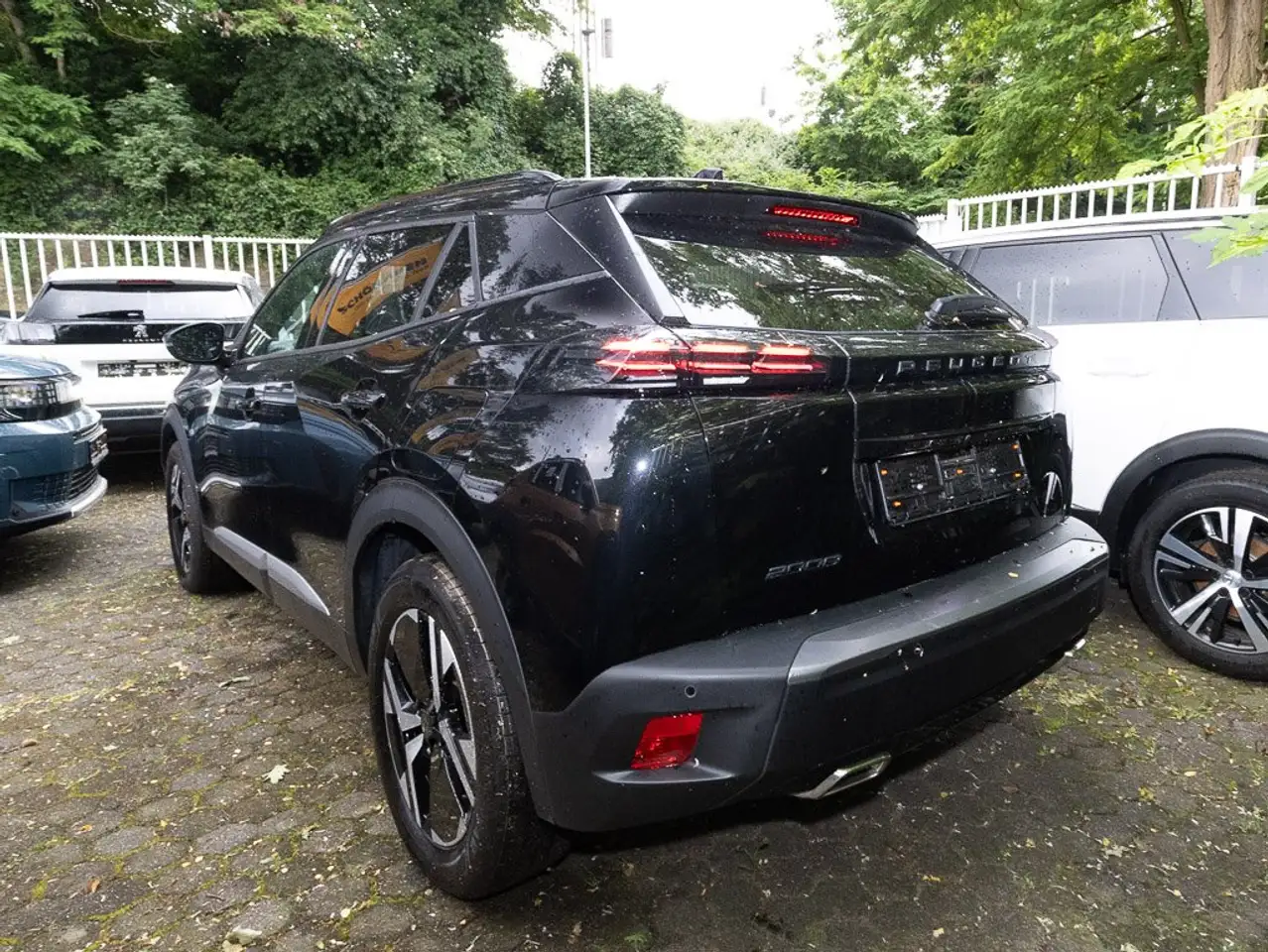 Peugeot 2008 Allure +NAV+RFK360+SHZ+PDZ+CARPLAY+ACC+eFH+ — Vehicle gallery 2