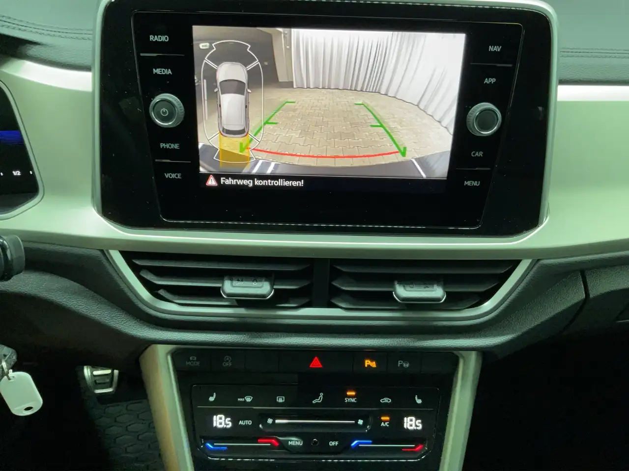 Volkswagen T-Roc Move 1.0 TSI ACC Kam. LED PDC SHZ Alu — Vehicle gallery 12