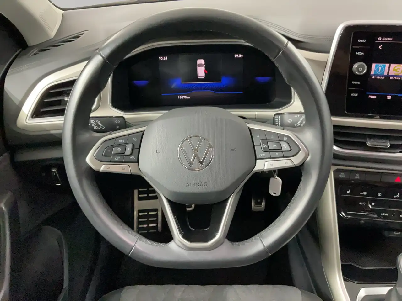 Volkswagen T-Roc Move 1.0 TSI ACC Kam. LED PDC SHZ Alu — Vehicle gallery 10