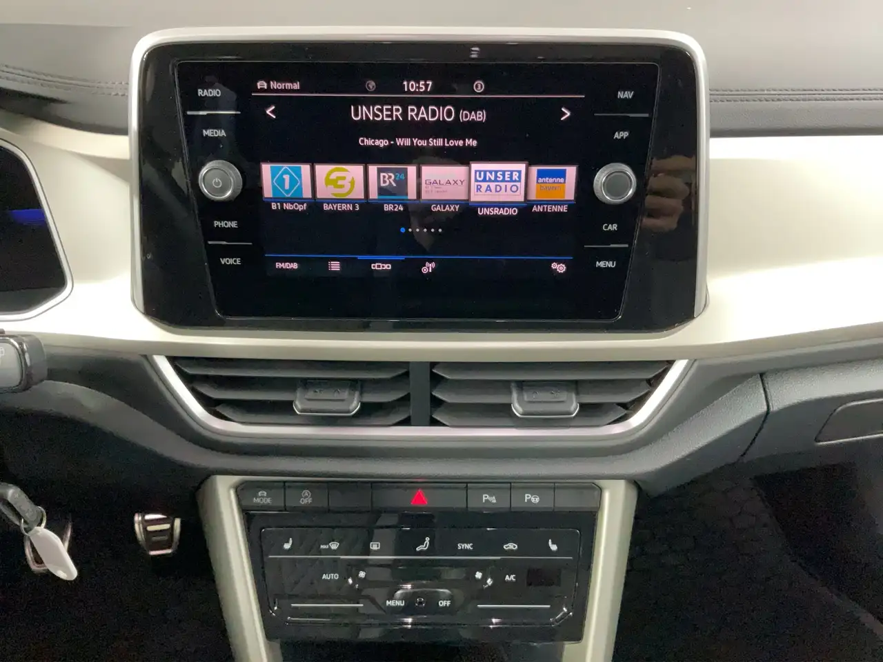 Volkswagen T-Roc Move 1.0 TSI ACC Kam. LED PDC SHZ Alu — Vehicle gallery 11