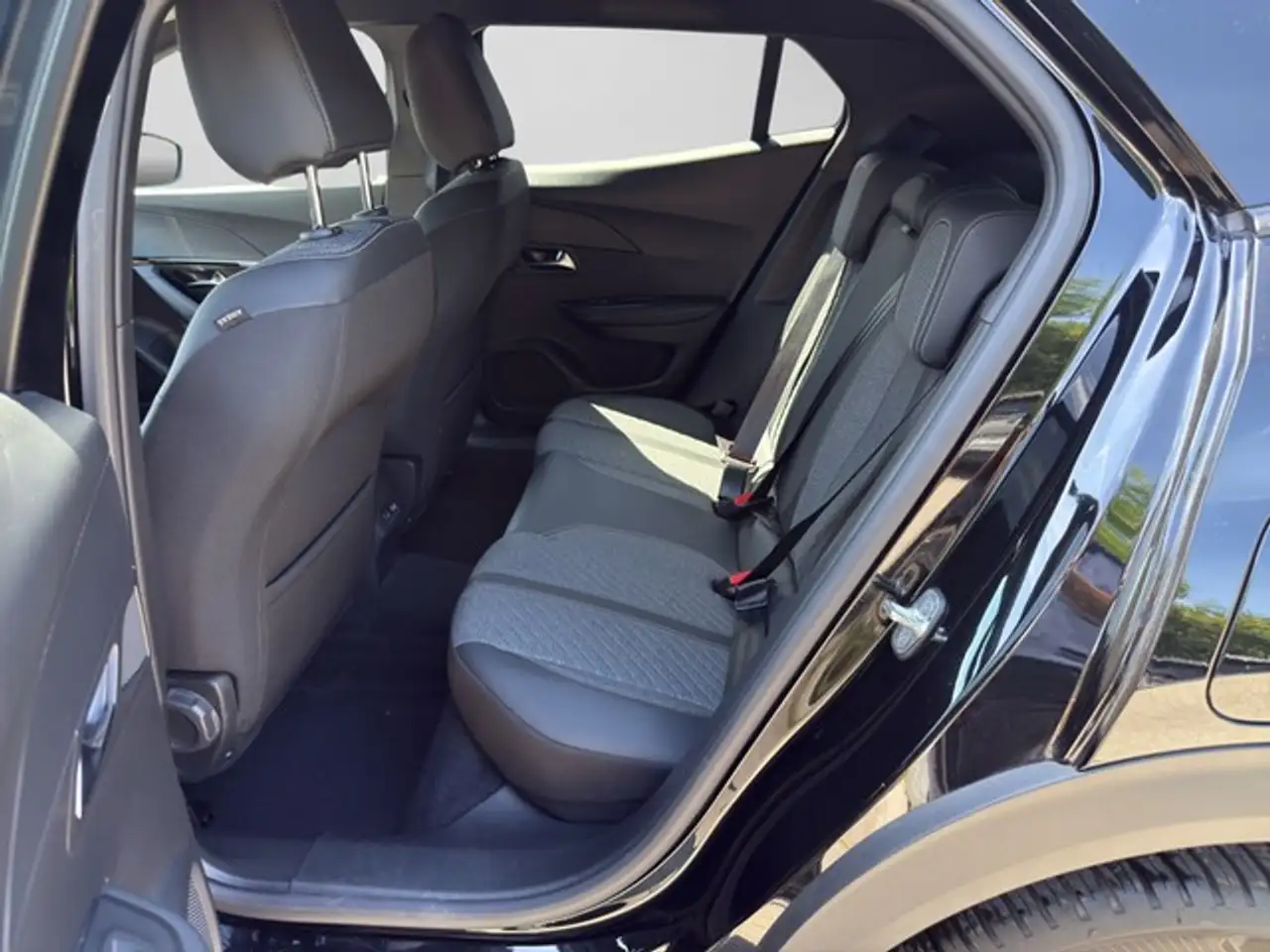 Peugeot 2008 Allure EAT8 ALLWETTER SHZ PDC KLIMAAT — Galería del vehículo 15