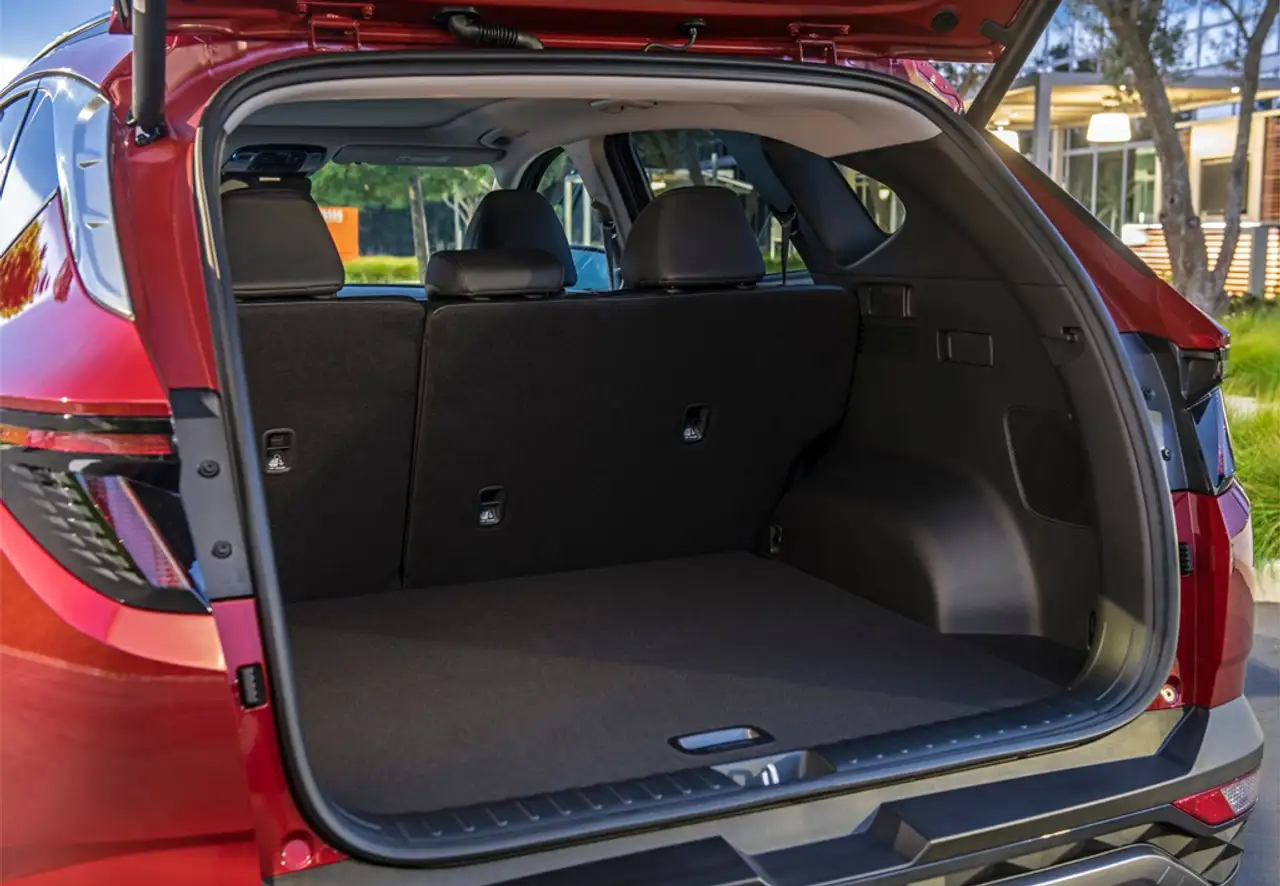 Hyundai TUCSON 1.6 TGDI HEV Maxx Sky AT — Vehicle gallery 12