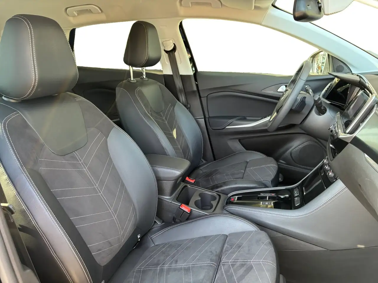 Opel Grandland 1.2 Alcantara-Sitze, Navi, KeyLess — Galería del vehículo 17
