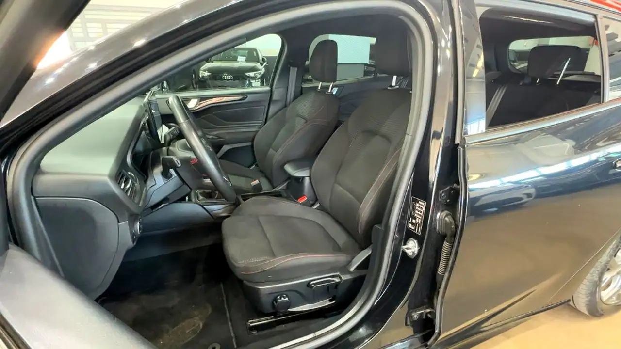 Ford Focus STLine 1.0T EcoBoost mHEV 92kW 125CV — معرض صور السيارة 13