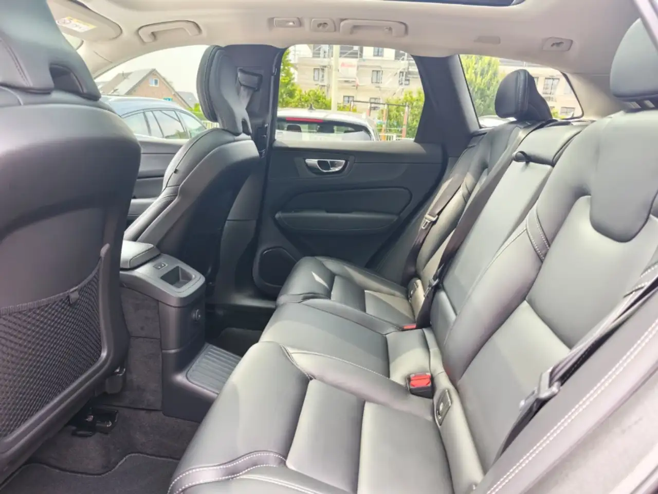 Volvo XC60 T6 Plus Dark Recharge Plug-In Hybrid AWD AHK — معرض صور السيارة 15