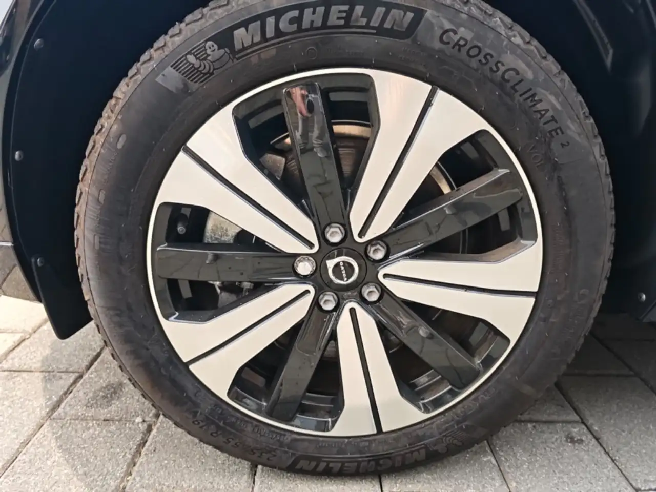 Volvo XC60 T6 Plus Dark Recharge Plug-In Hybrid AWD AHK — معرض صور السيارة 4