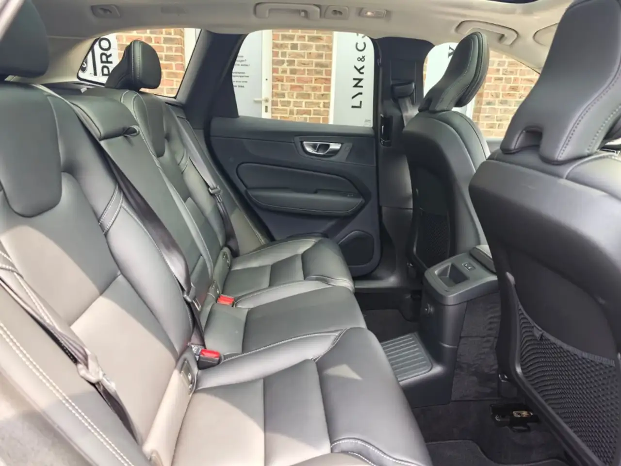 Volvo XC60 T6 Plus Dark Recharge Plug-In Hybrid AWD AHK — معرض صور السيارة 21