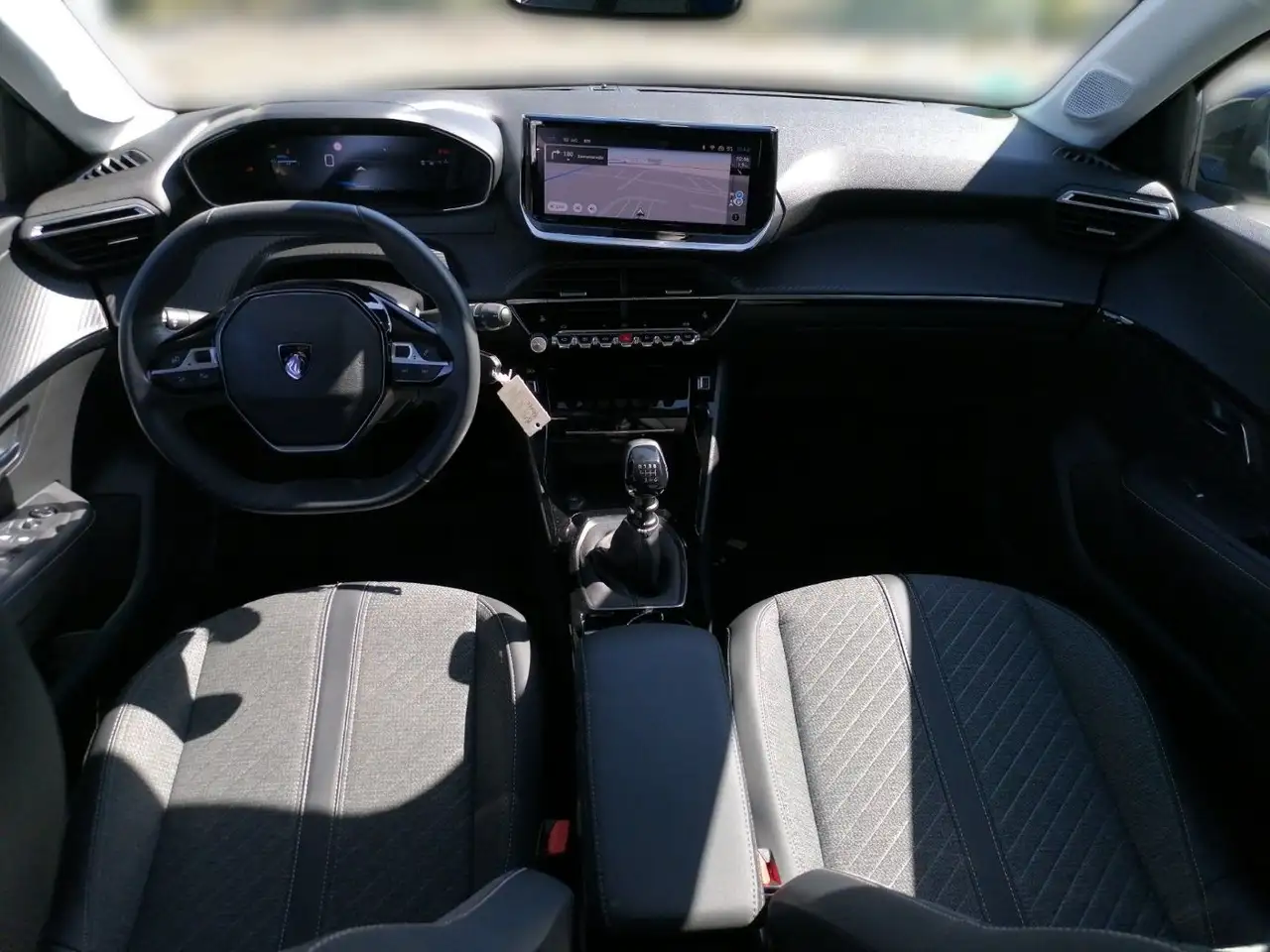 Peugeot 208 1.2 PureTech 100 Allure LED PDC KlimaA Navi — Vehicle gallery 9