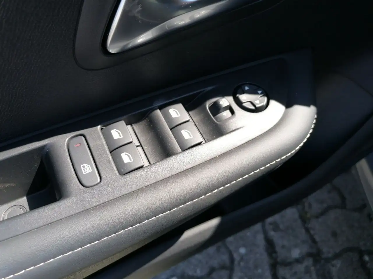 Peugeot 208 1.2 PureTech 100 Allure LED PDC KlimaA Navi — Vehicle gallery 17
