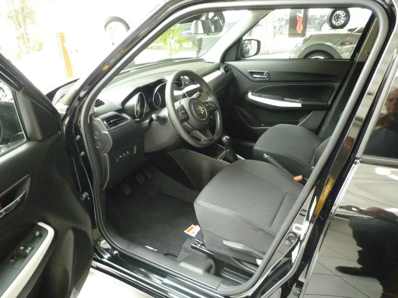 Suzuki Swift 1.2 DUALJET HYBRID PREMIUM + — Vehicle gallery 6