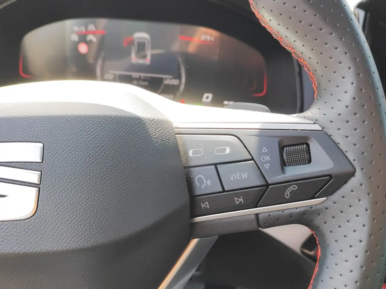 SEAT Arona FR 1.0TSI DSG *KAM*AHK*LED*DAB+*TOTWINKEL — Galería del vehículo 15