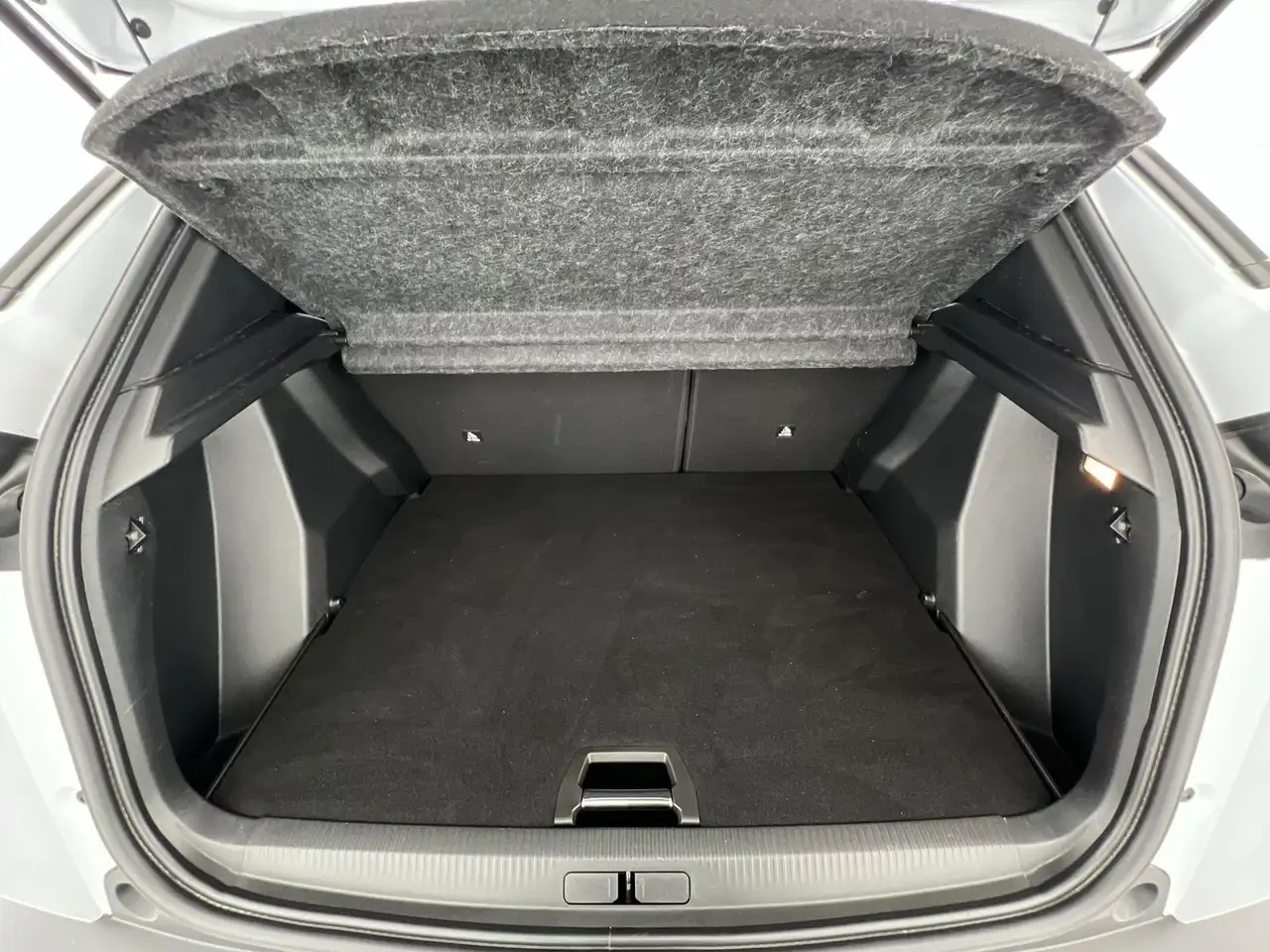 Peugeot 2008 Allure 1.2*SHZ*KLIMA*PDC*uvm — معرض صور السيارة 18