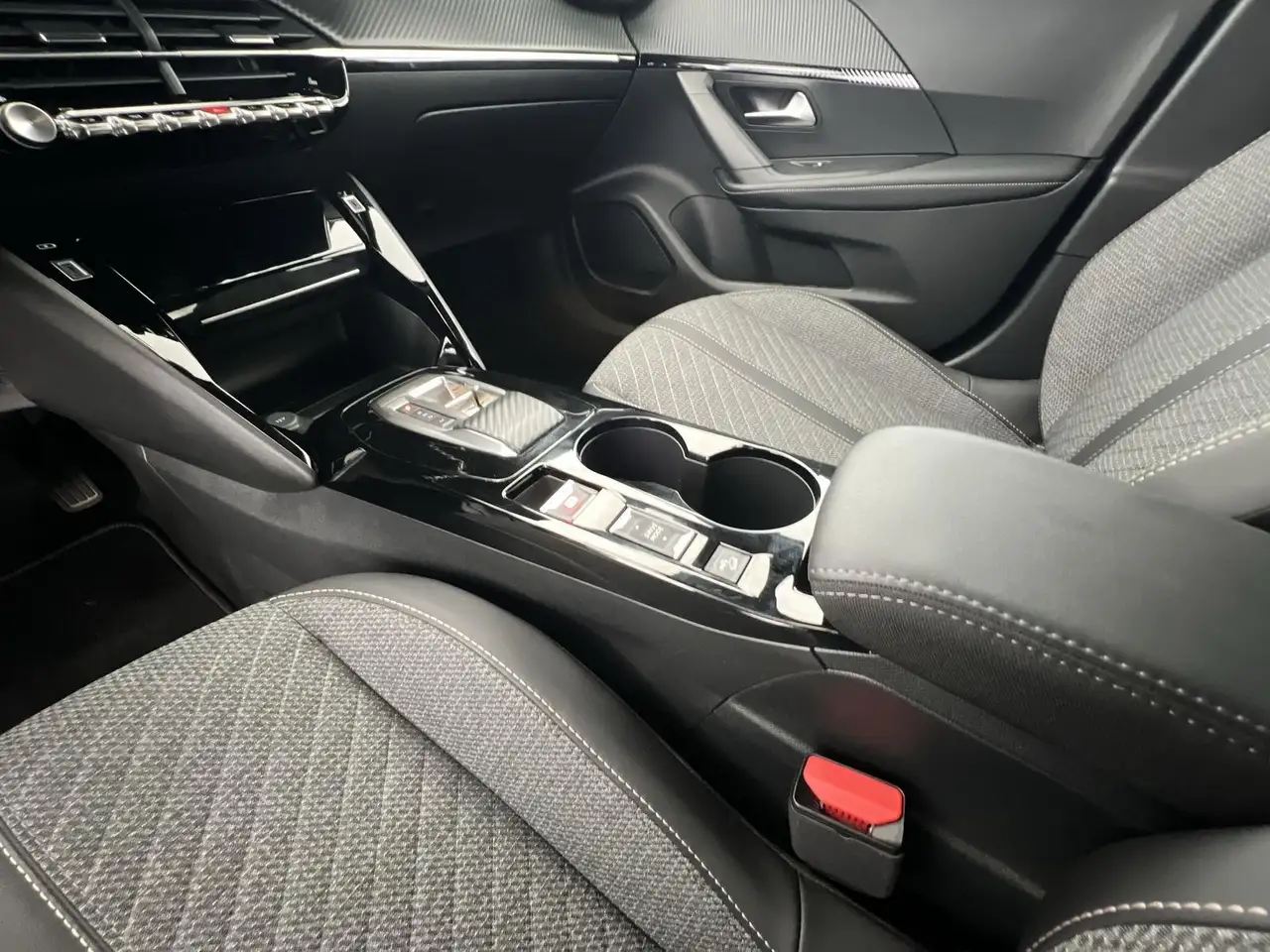 Peugeot 2008 Allure 1.2*SHZ*KLIMA*PDC*uvm — معرض صور السيارة 14