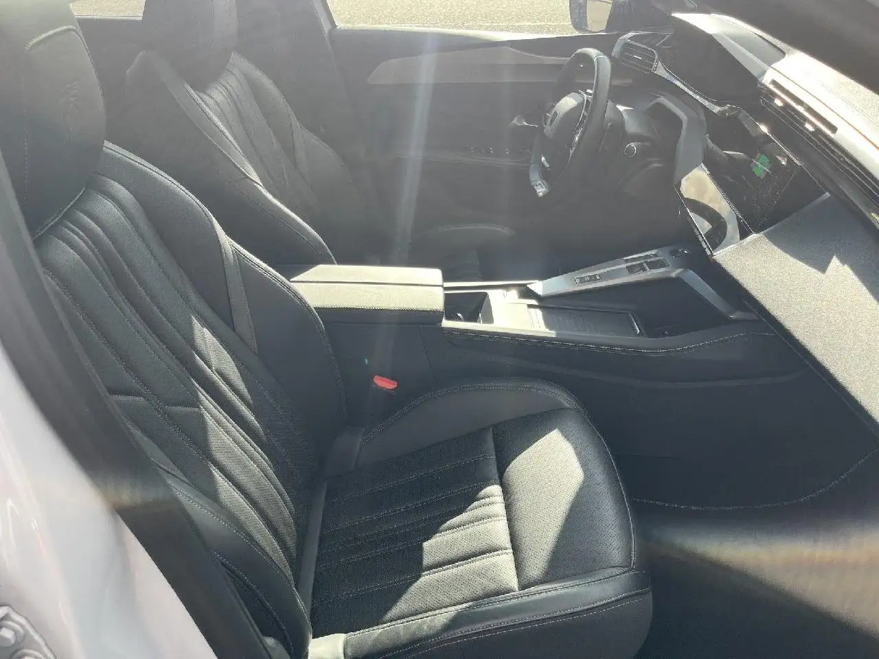 Peugeot 408 408 GT Hybrid 225 +Vollleder+FOCAL+SDach+NightVi — Galería del vehículo 7