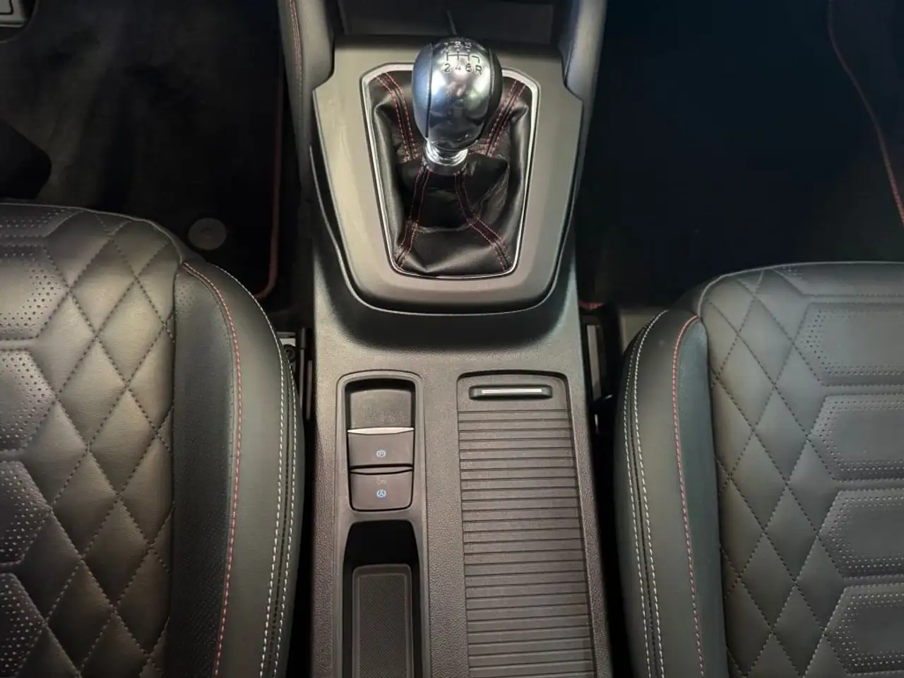 Ford Focus Turnier 1.0 EcoBoost Hybrid ST-LINE X — معرض صور السيارة 17