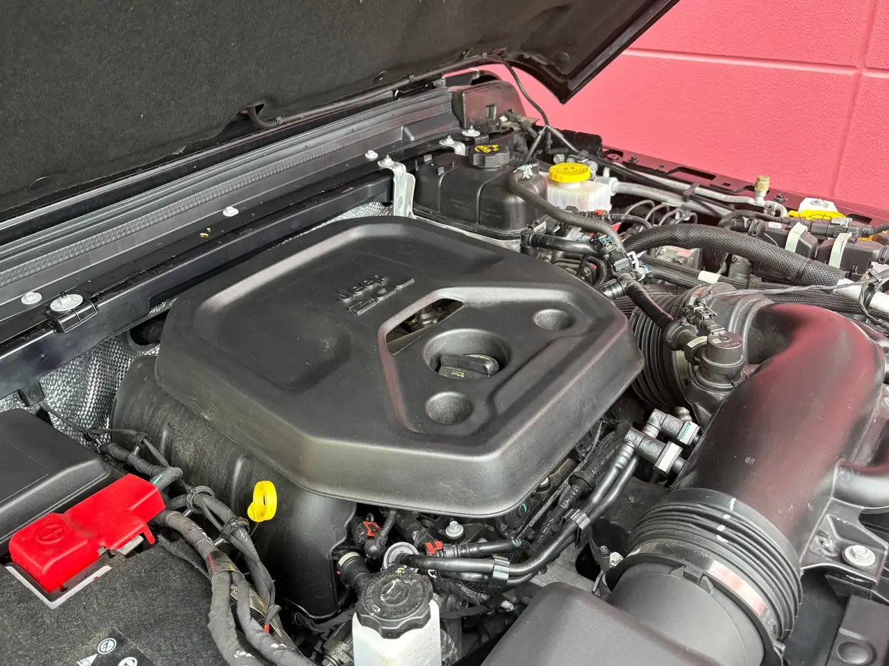 Jeep Wrangler UNLIMITED SAHARA 2.0 T-GDI AWD FACELIFT HARDTOP LEDER KAMERA TOP* — Vehicle gallery 25