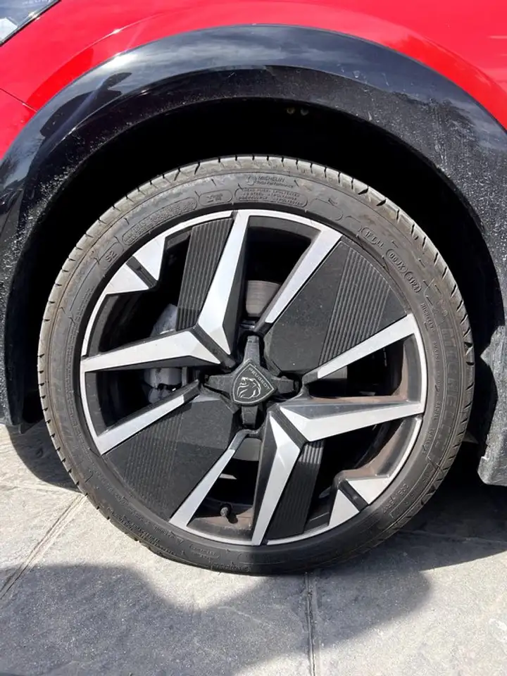 Peugeot 208 GT HYBRID 100 eDCS6 — Galerie du véhicule 21