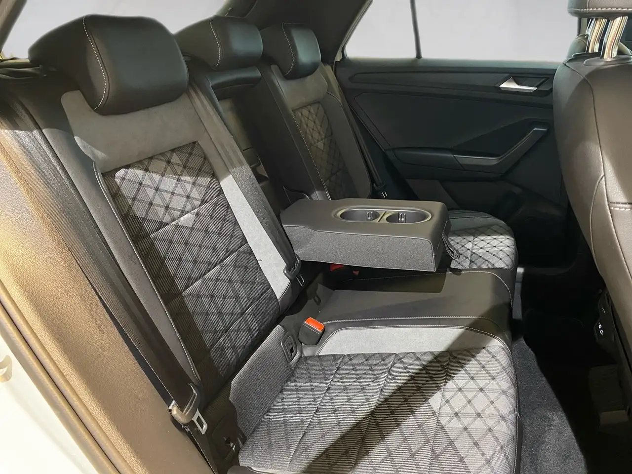 Volkswagen T-Roc 1.0 TSI R-Line ACC AppConnect LED PDC ACC — Vehicle gallery 11