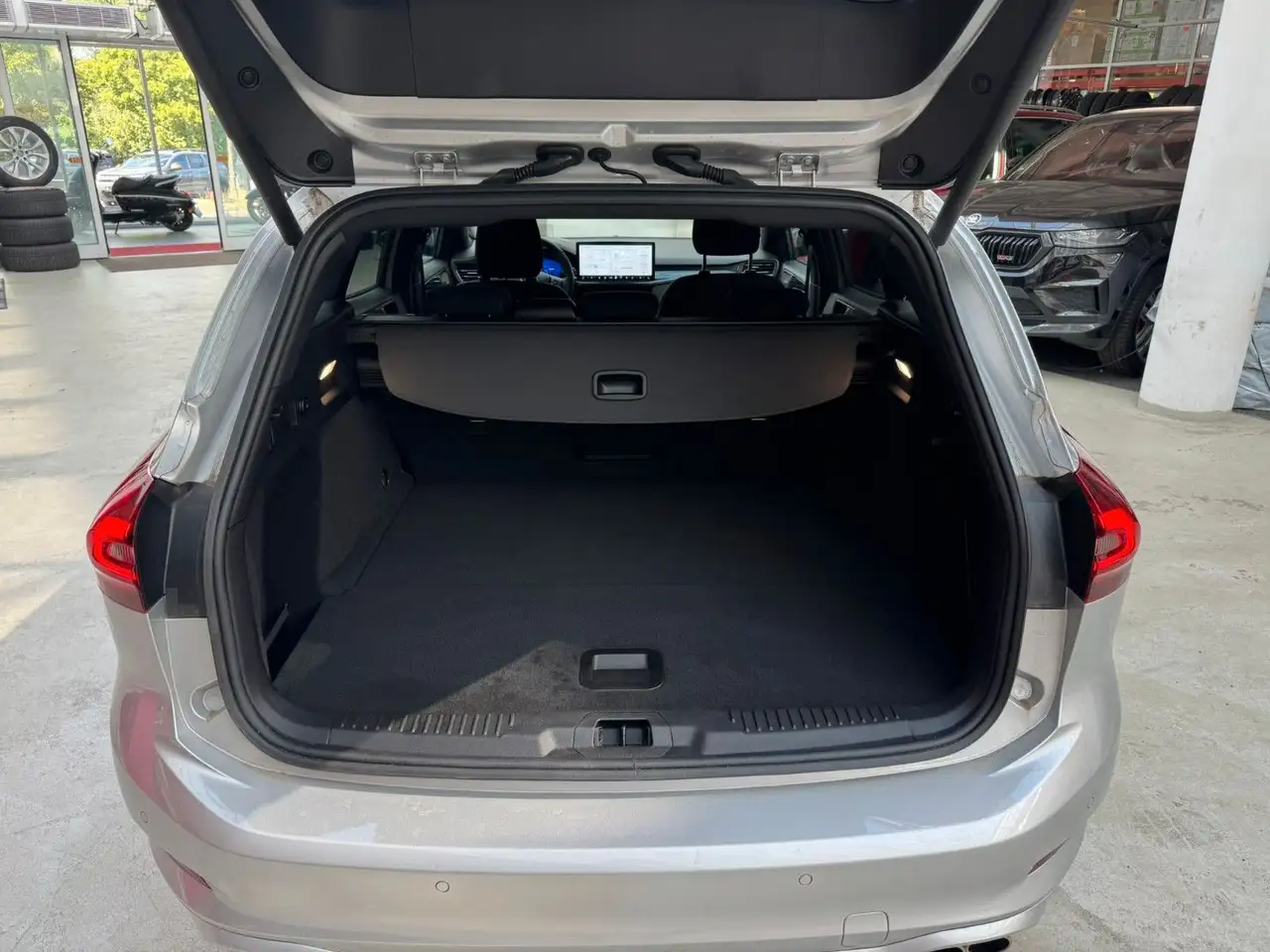 Ford Focus Turnier ST-Line X Automatik+Kamera+HUD — Vehicle gallery 4