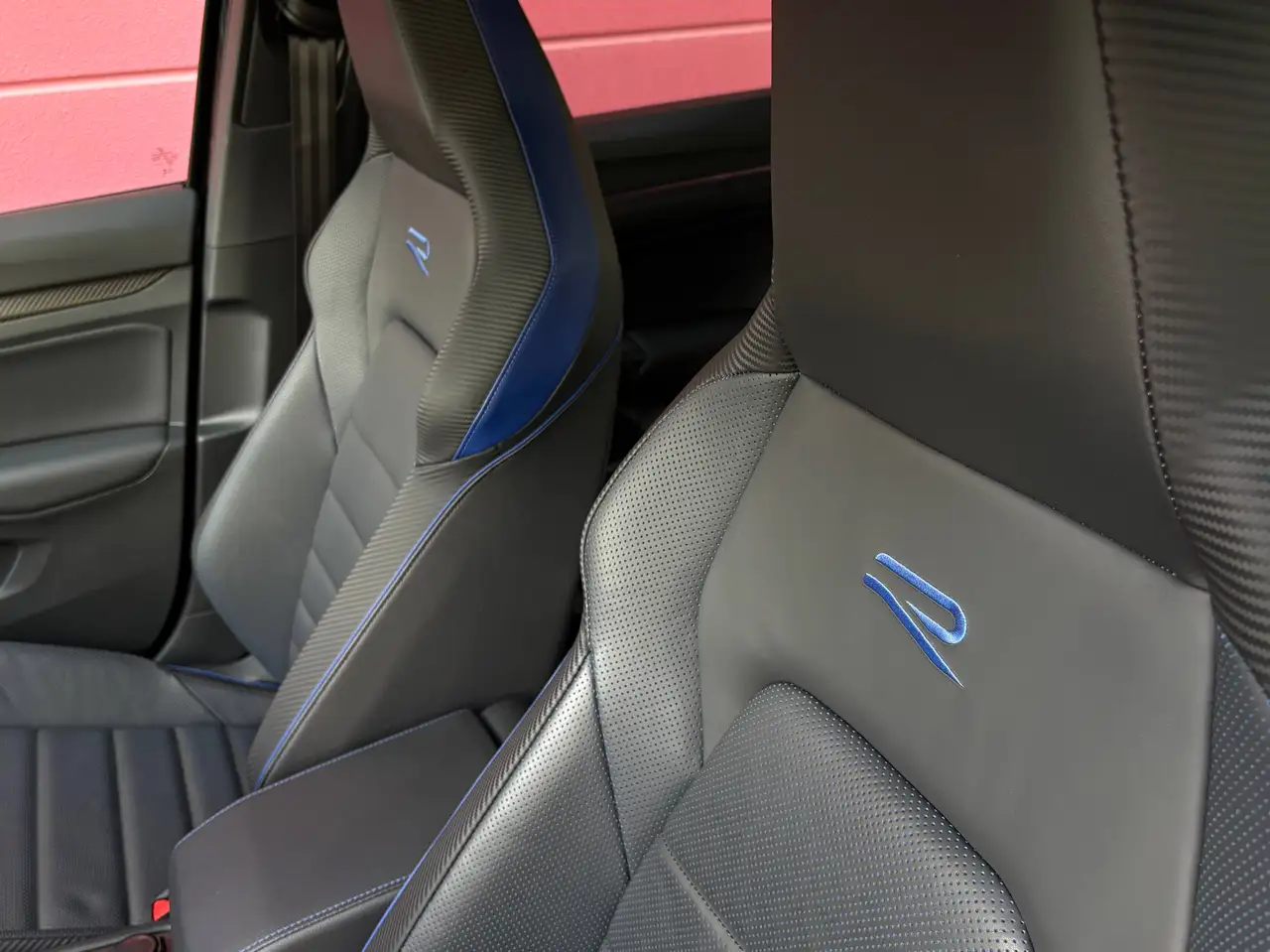 Volkswagen Golf R 2.0 TSI OPF 4MOTION DSG SONDERMODELL BLACK EDITION 333PS LEDERPAKET CARBON 1-HAND TOP* — Galería del vehículo 16