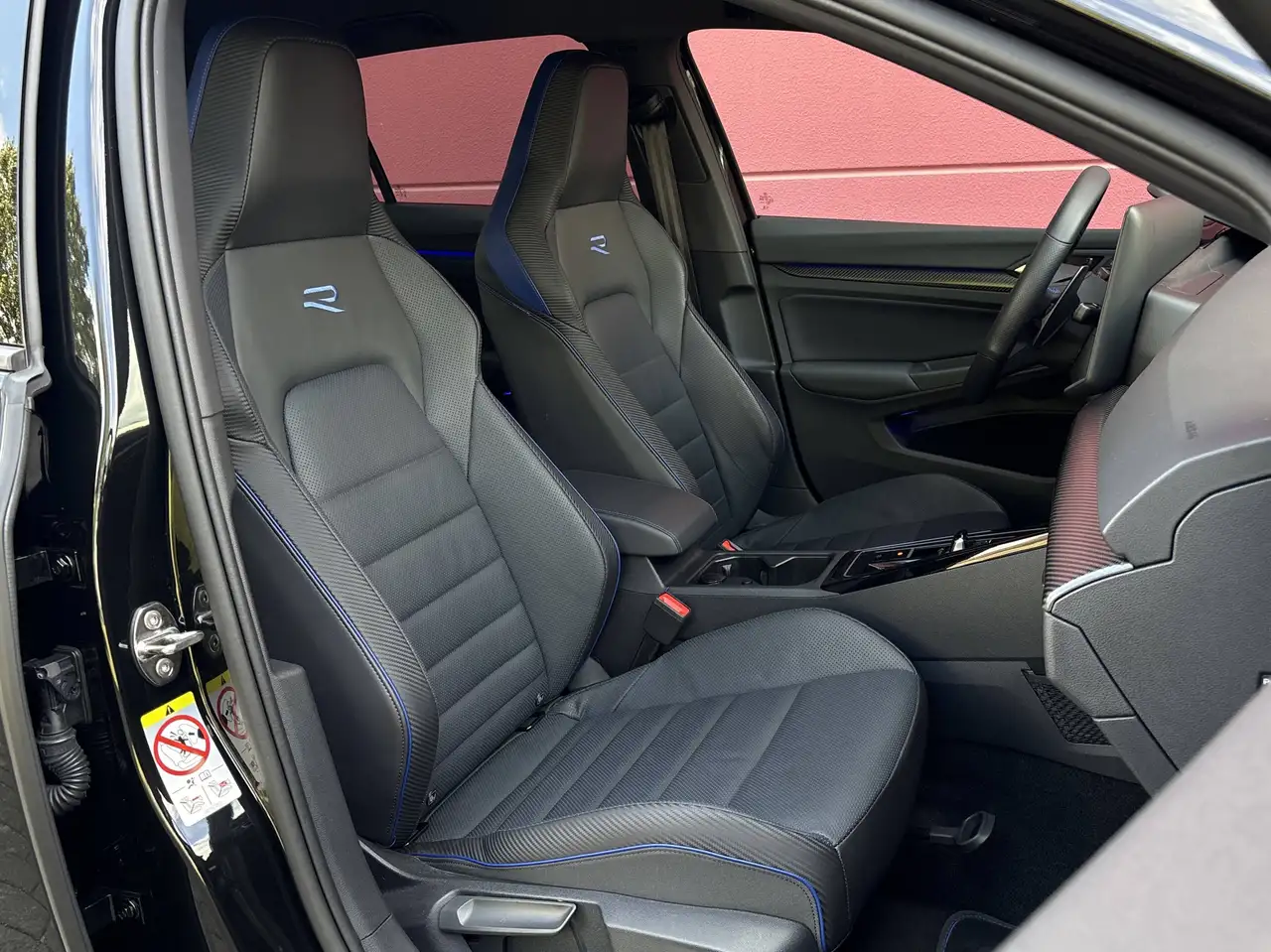 Volkswagen Golf R 2.0 TSI OPF 4MOTION DSG SONDERMODELL BLACK EDITION 333PS LEDERPAKET CARBON 1-HAND TOP* — Galería del vehículo 12