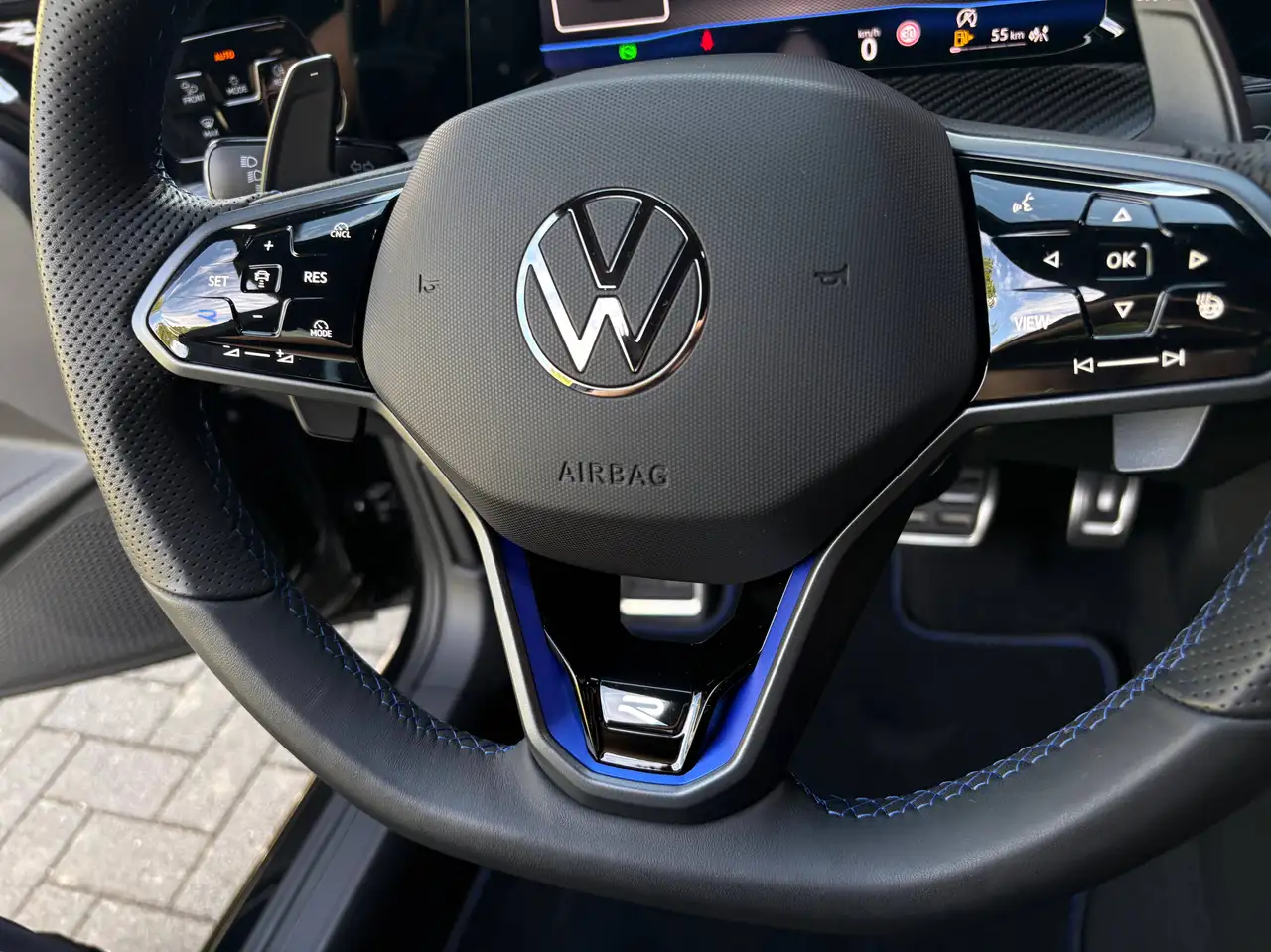 Volkswagen Golf R 2.0 TSI OPF 4MOTION DSG SONDERMODELL BLACK EDITION 333PS LEDERPAKET CARBON 1-HAND TOP* — Galería del vehículo 18
