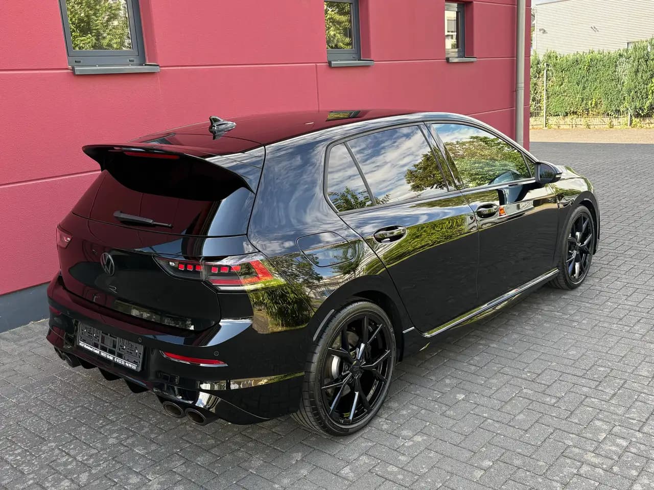 Volkswagen Golf R 2.0 TSI OPF 4MOTION DSG SONDERMODELL BLACK EDITION 333PS LEDERPAKET CARBON 1-HAND TOP* — Galería del vehículo 4