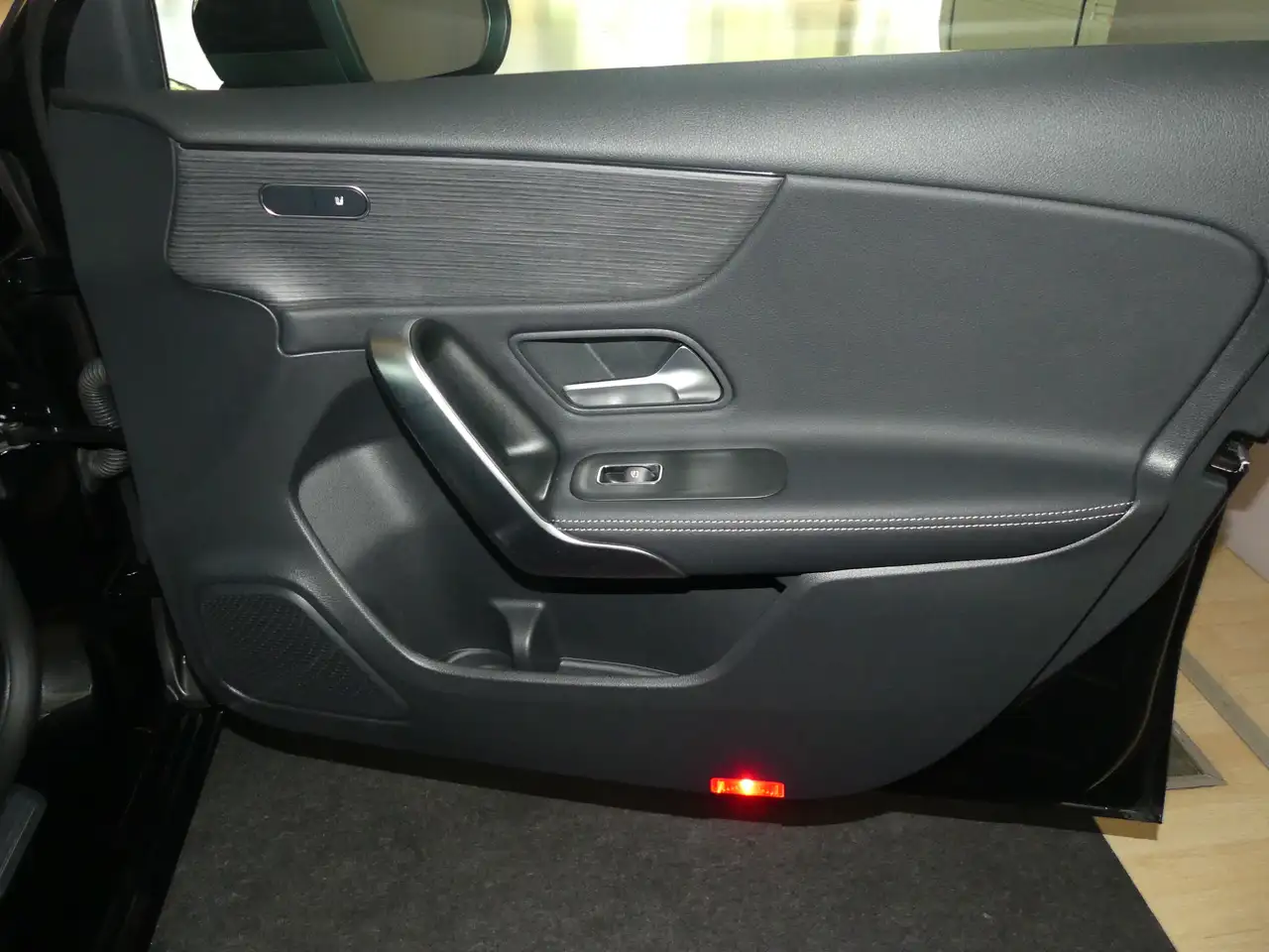 Mercedes-Benz A 180 PROGRESSIVE LINE ADVANCED, HOLZ LINDE, RFK, LED. — Galerie du véhicule 24