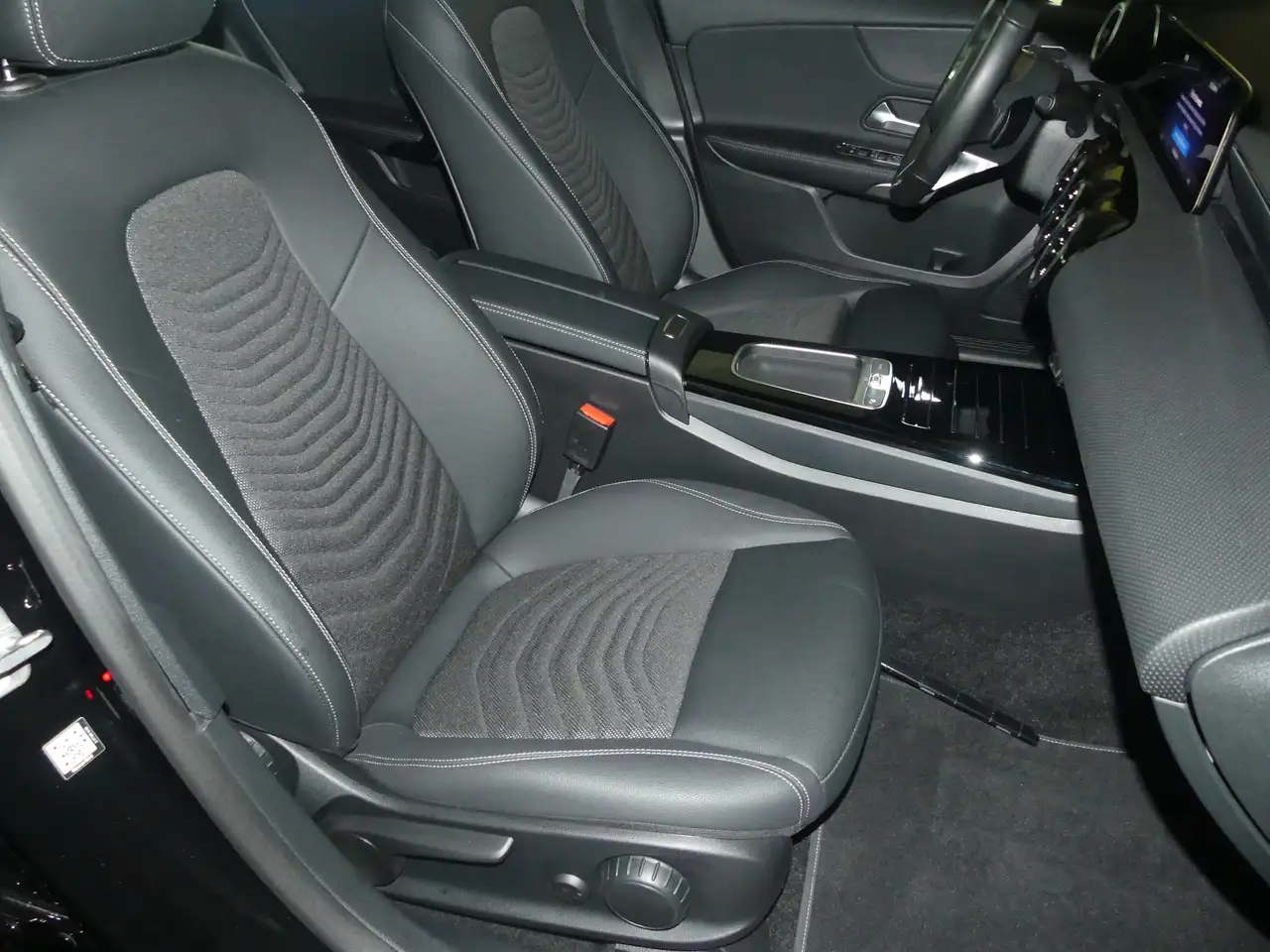 Mercedes-Benz A 180 PROGRESSIVE LINE ADVANCED, HOLZ LINDE, RFK, LED. — Galerie du véhicule 22