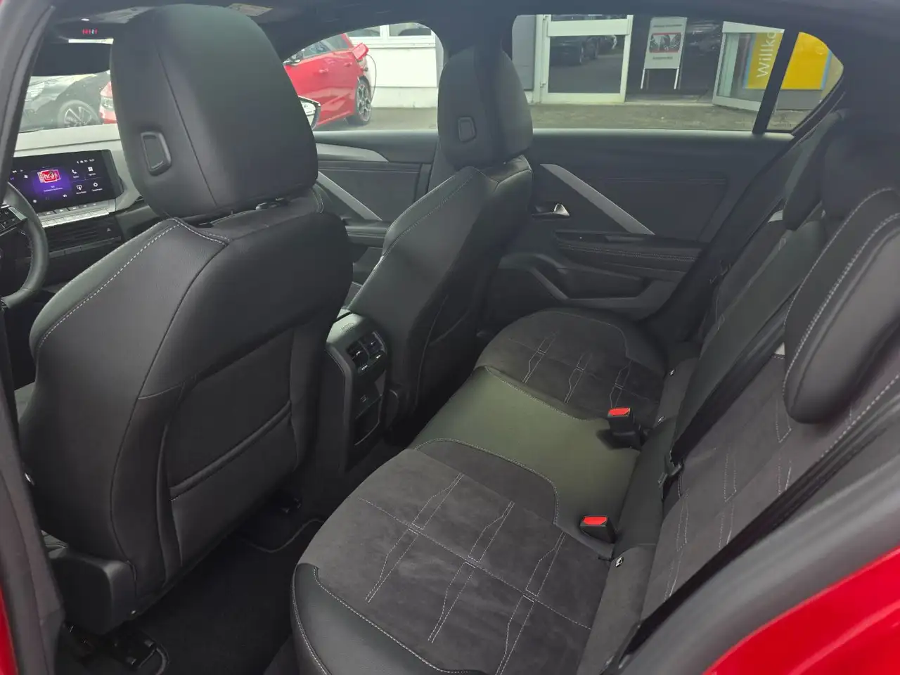 Opel Astra Ultimate 1.2 Inspektionspaket BigDeal — Vehicle gallery 9