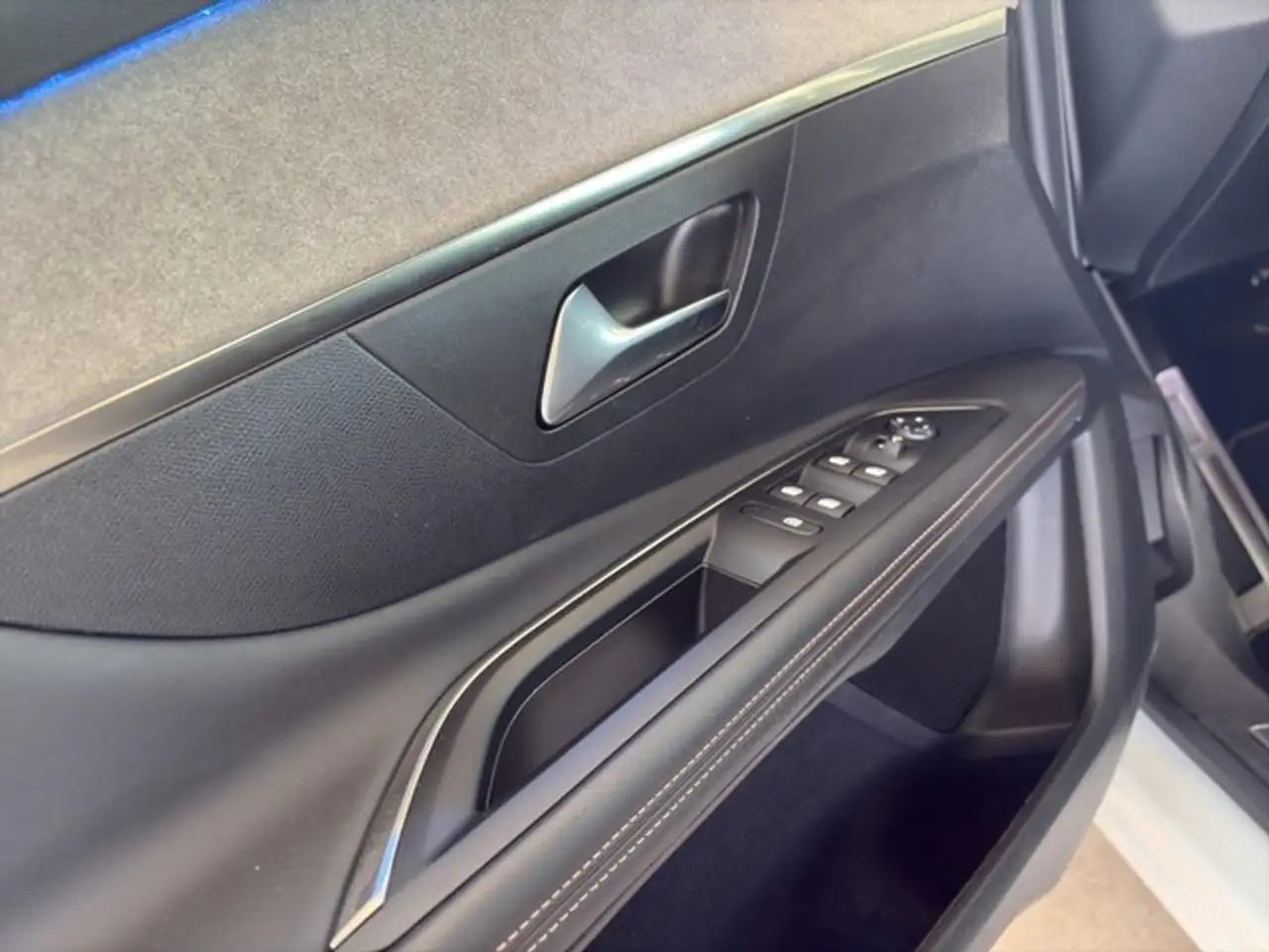 Peugeot 3008 Hybrid 136 GT El. Panodach Navi Digitales Cockp... — معرض صور السيارة 14